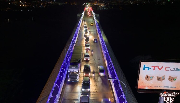 Ponte da Amizade à noite, vista da cabeceira paraguaia.