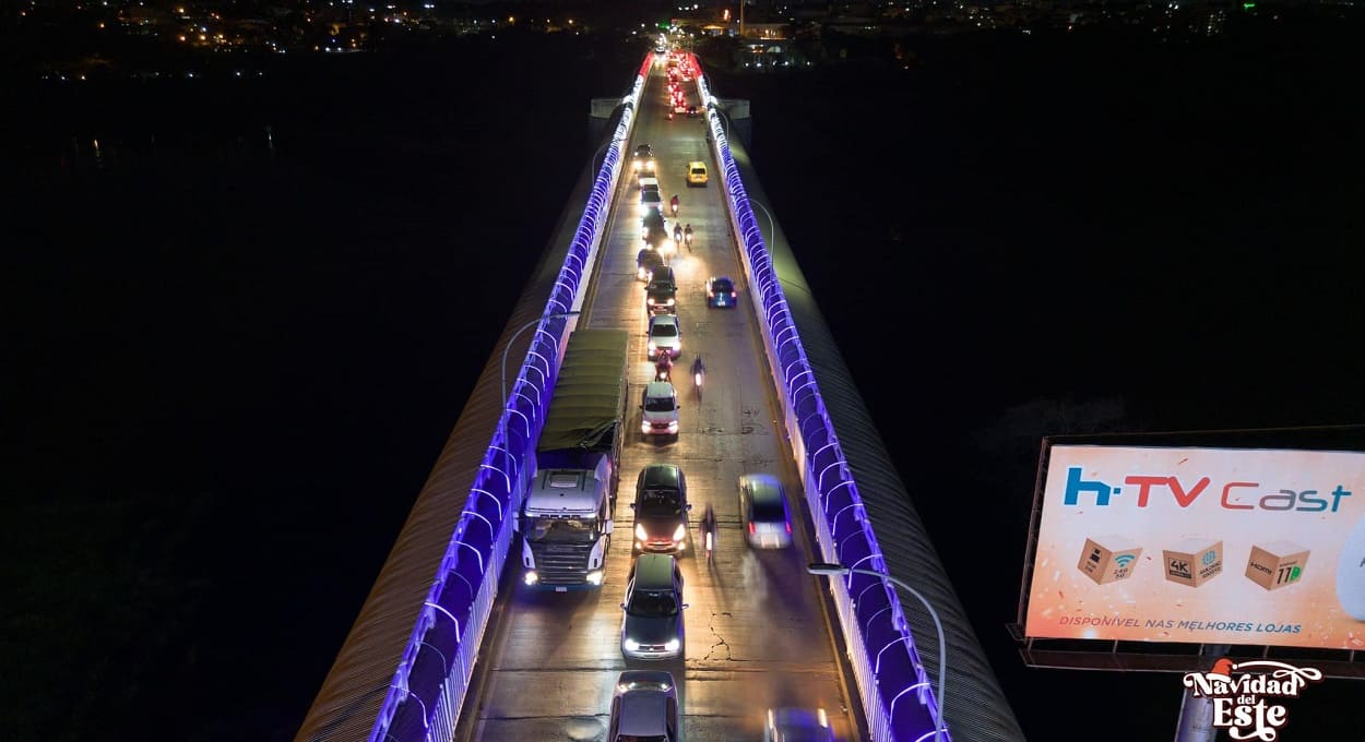 Ponte da Amizade à noite, vista da cabeceira paraguaia.