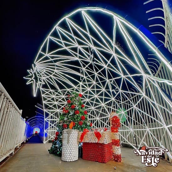 Árvore de Natal em um dos pilares da Ponte da Amizade.