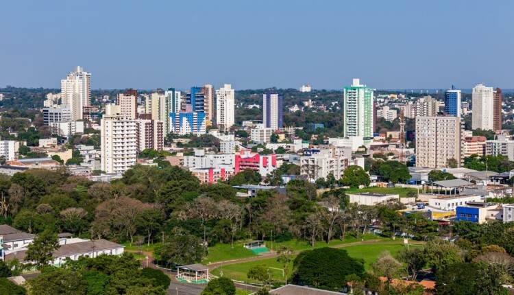 Dias têm sido de céu azul em Foz do Iguaçu, mas temperaturas não têm subido tanto.