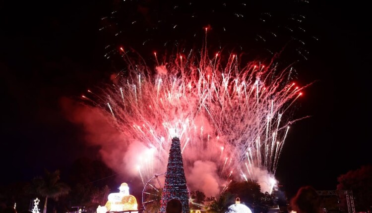 Queima de fogos durante as celebrações do Natal em Ciudad del Este.