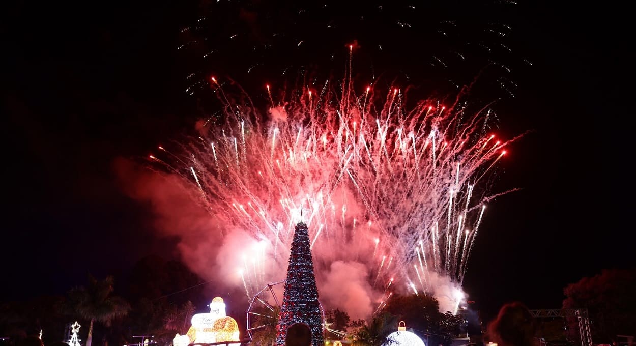 Queima de fogos durante as celebrações do Natal em Ciudad del Este.