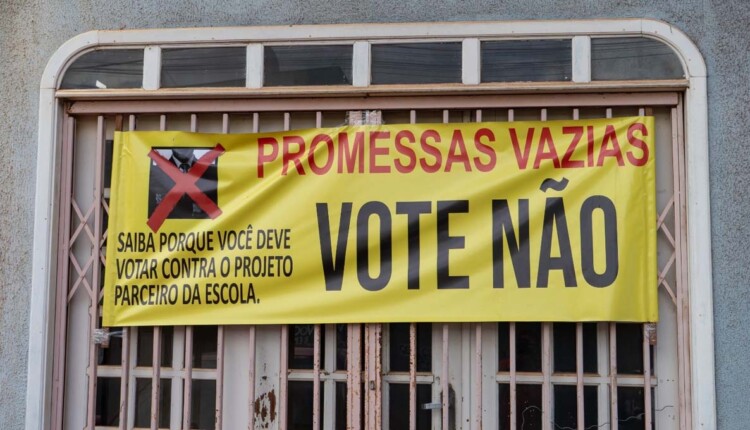 Nesta semana, a população paranaense enfrenta uma decisão que pode mudar para sempre o futuro da educação pública no estado. A votação sobre o polêmico Projeto de Lei 22.006, que institui o programa “Parceiro da Escola”, está em andamento nos dias 6, 7 e 9 de dezembro. Sob o pretexto de melhorar a gestão educacional, o projeto entrega a administração financeira – e, por consequência, pedagógica – das escolas públicas à iniciativa privada.