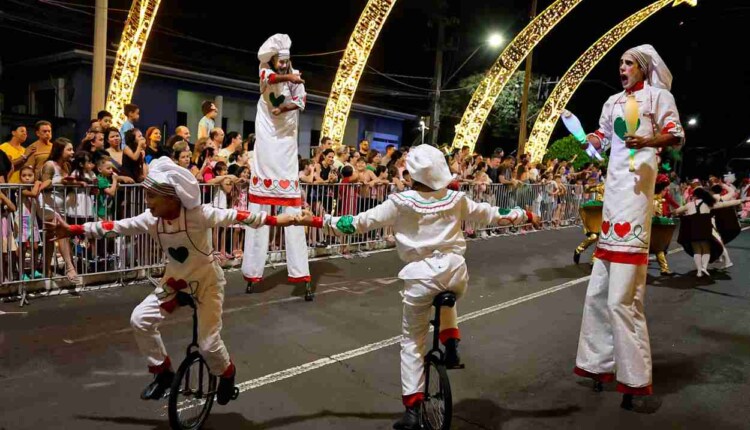 parada-natal-ultimo-show-avenida-jorge-shcimmelpfeng