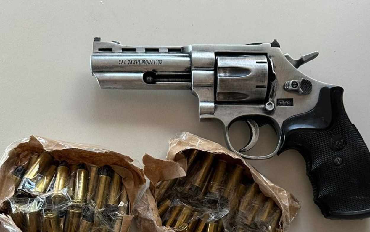 ponte-amizade-homem-preso-revolver-38