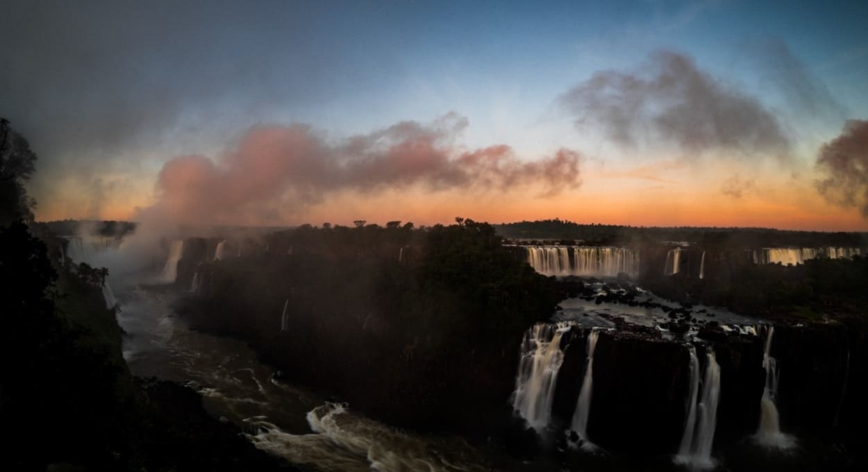 Paisagem das Cataratas nas primeiras horas do dia é única.