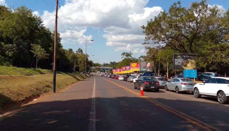 Trabalho feito pela prefeitura de Puerto Iguazú também inclui o ordenamento de filas.