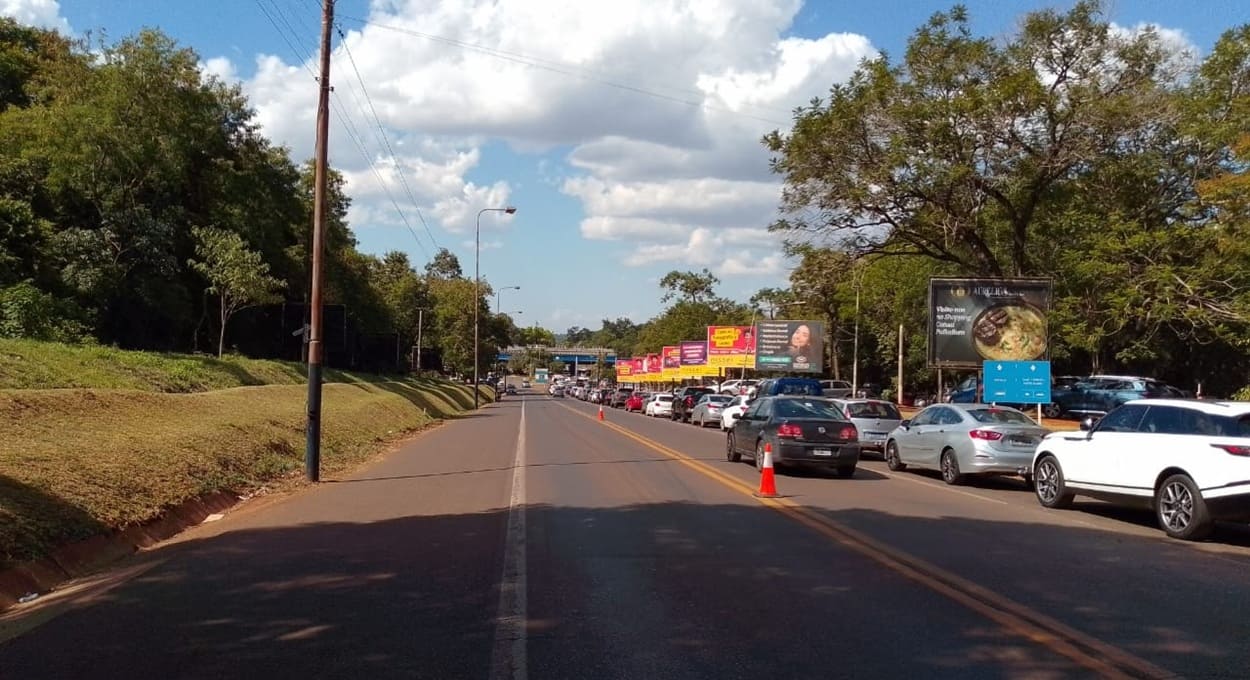 Trabalho feito pela prefeitura de Puerto Iguazú também inclui o ordenamento de filas.