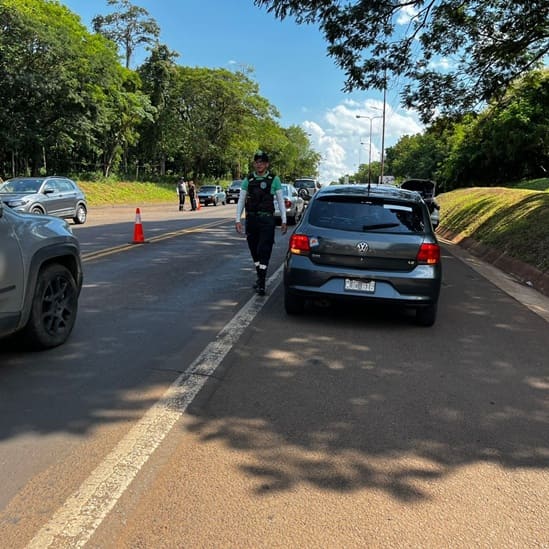 Fiscais da prefeitura de Puerto Iguazú verificam documentação dos motoristas.