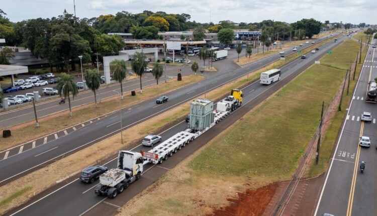 Carreta gigante passou por quatro avenidas de Foz do Iguaçu até chegar à BR-277.