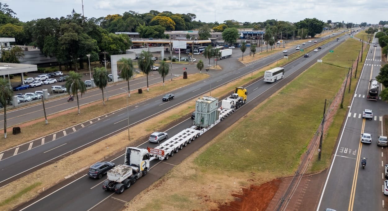 Carreta gigante passou por quatro avenidas de Foz do Iguaçu até chegar à BR-277.