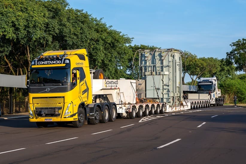 De acordo com Itaipu, equipamento levado pela carreta gigante pesa 122 toneladas.