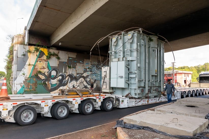 Passagem sob o viaduto da Avenida JK com a BR-277.