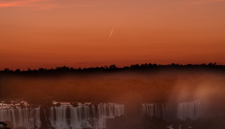 Registro do cometa sobre as Cataratas do Iguaçu, instantes após o pôr do sol.