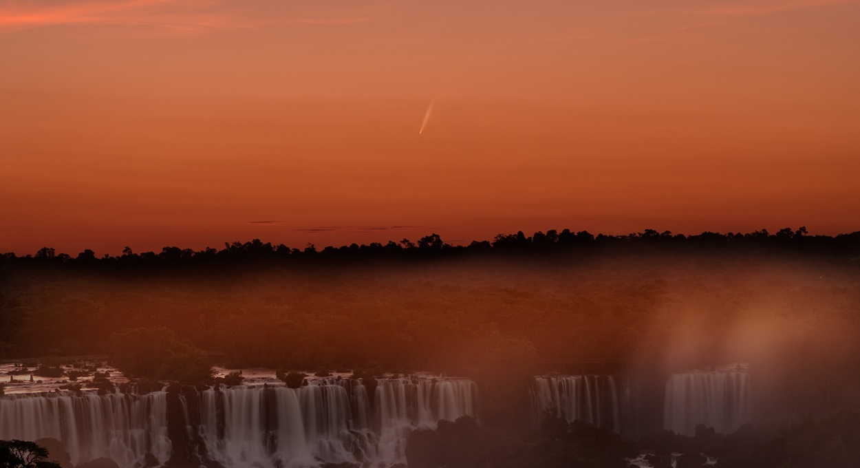 Registro do cometa sobre as Cataratas do Iguaçu, instantes após o pôr do sol.