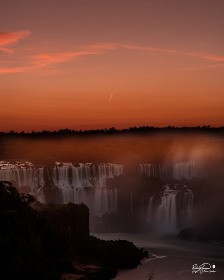 Cometa C/2004 G3 (ATLAS) sobre as Cataratas do Iguaçu. 