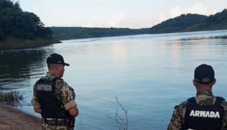 Militares e moradores do entorno do Rio Paraná auxiliaram na localização do corpo.