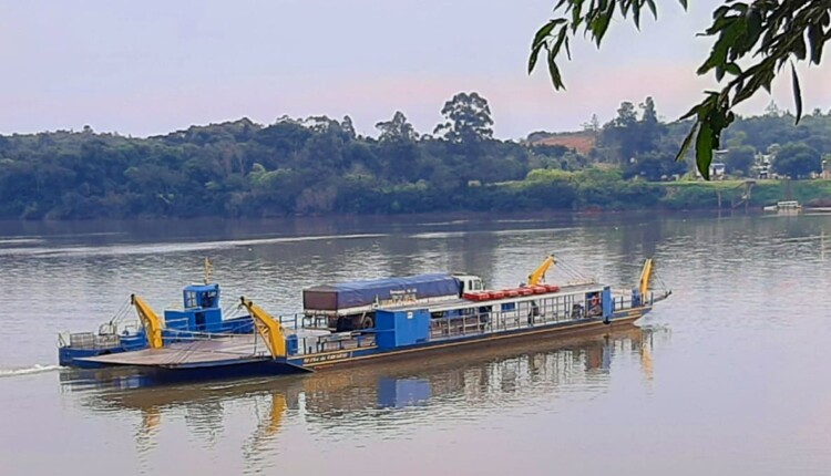 Travessia de balsa entre uma margem e outra do Rio Uruguai leva poucos minutos.