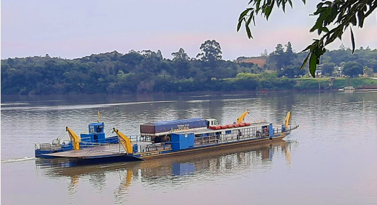 Travessia de balsa entre uma margem e outra do Rio Uruguai leva poucos minutos.