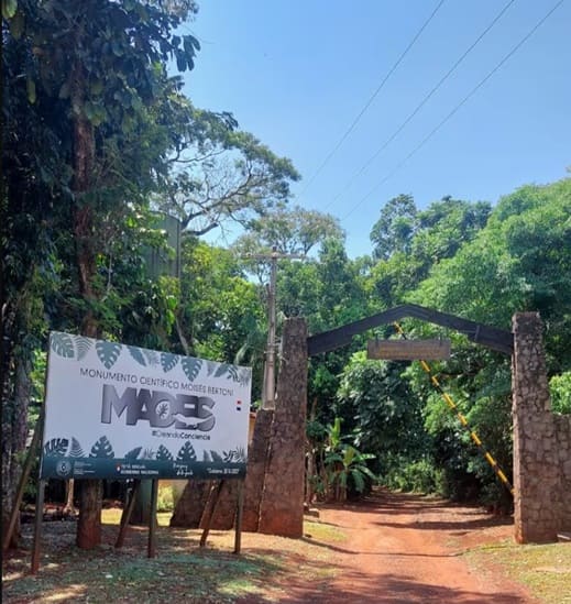 Pórtico de acesso ao Monumento Científico Moisés Bertoni.