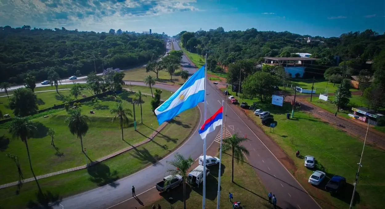 Bandeiras da Argentina e da província de Misiones à entrada de Puerto Iguazú.