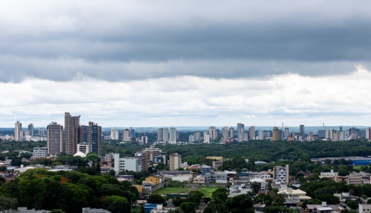 Vista parcial de Foz do Iguaçu, com a região do Jardim Central em primeiro plano.