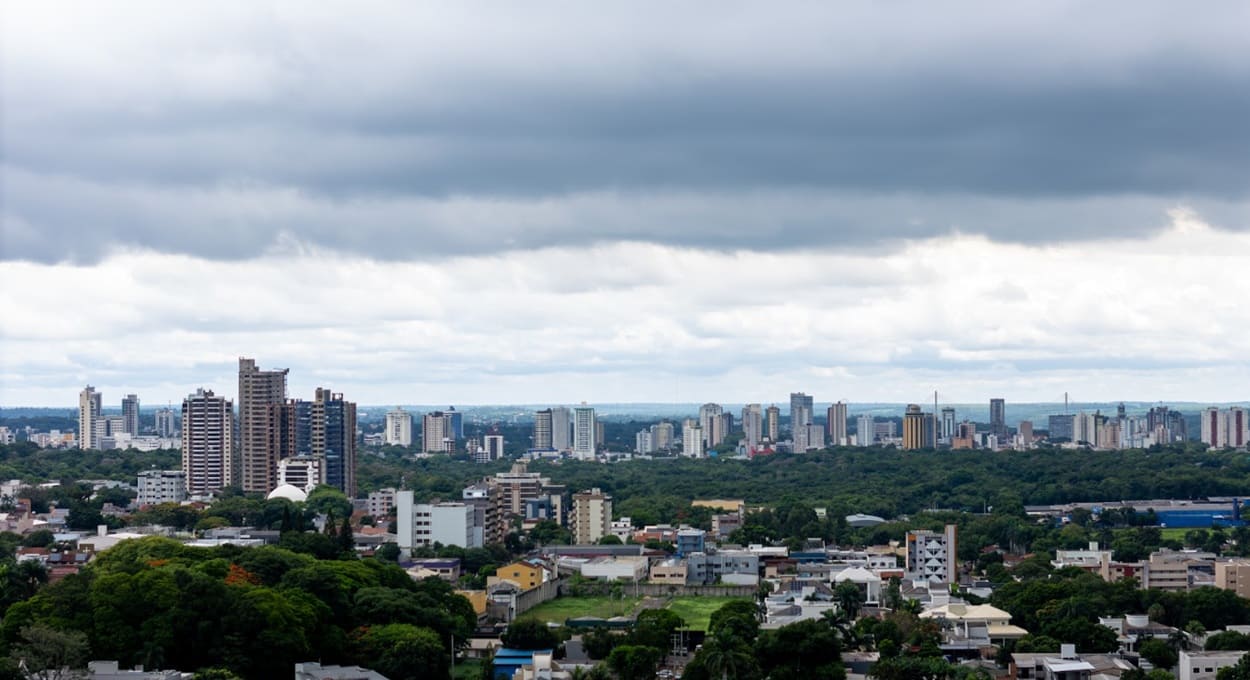 Vista parcial de Foz do Iguaçu, com a região do Jardim Central em primeiro plano.