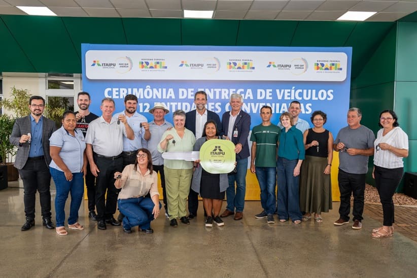 Diretor-geral brasileiro de Itaipu, Enio Verri, com representantes das entidades beneficiadas.