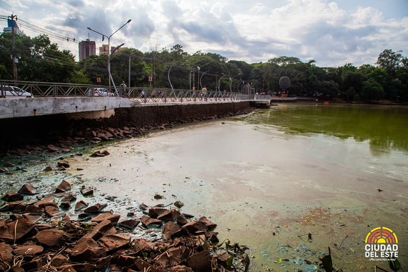 Acúmulo é maior nas proximidades da barragem do Lago da República.