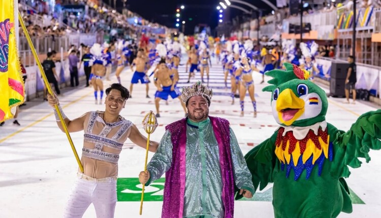 Folia do carnaval de Encarnación também tem elementos como o Rei Momo.