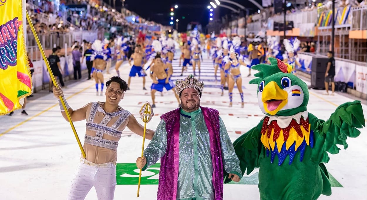 Folia do carnaval de Encarnación também tem elementos como o Rei Momo.