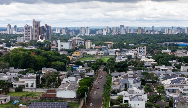 Momento de céu encoberto em Foz do Iguaçu, com os prédios da região central ao fundo.