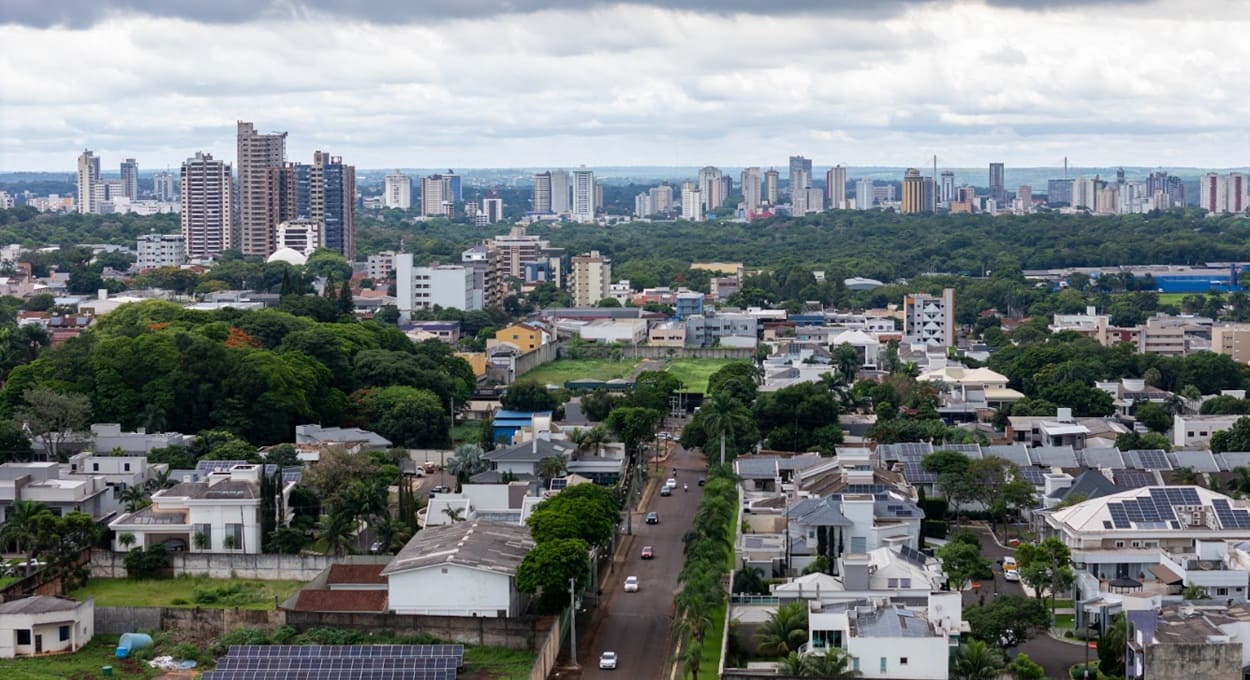 Momento de céu encoberto em Foz do Iguaçu, com os prédios da região central ao fundo.