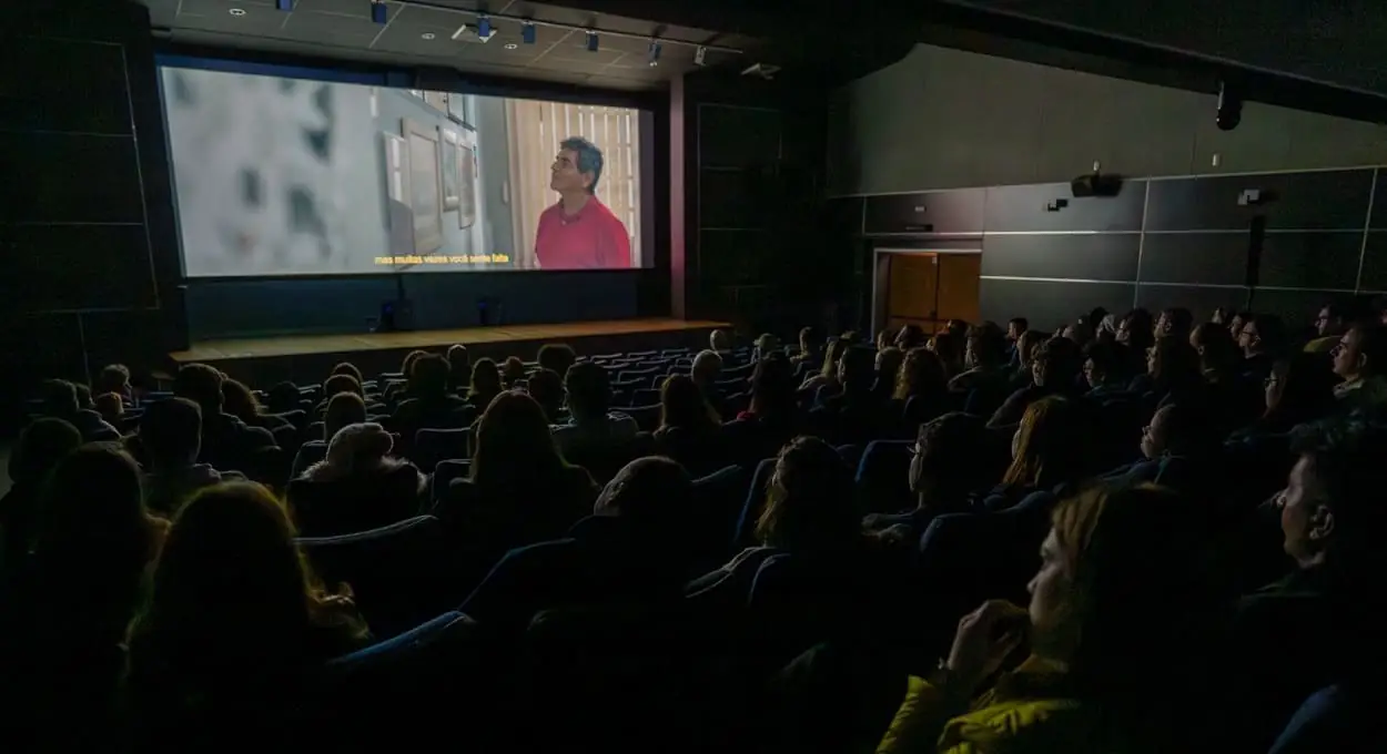 Auditório do Centro de Recepção de Visitantes de Itaipu costuma abrigar projeções especiais de filmes em Foz do Iguaçu.