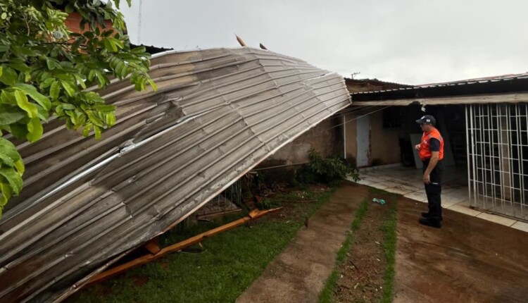 Equipes da Defesa Civil de Foz do Iguaçu foram acionadas para as ocorrências.