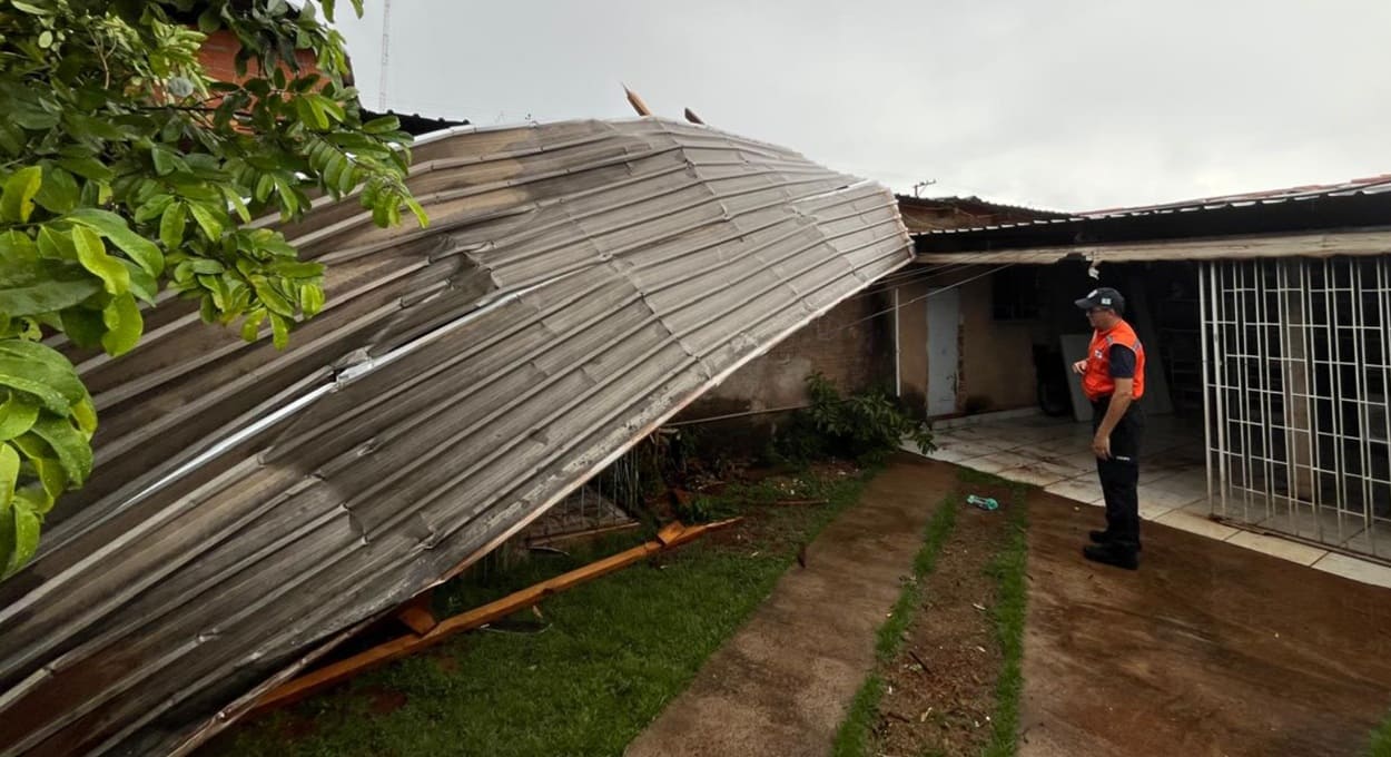 Equipes da Defesa Civil de Foz do Iguaçu foram acionadas para as ocorrências.