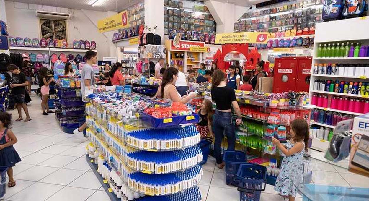 A Prefeitura de Foz do Iguaçu começará a liberar na próxima quarta-feira, 15 de janeiro, os valores do Cartão Material Escolar. O benefício, que auxilia as famílias na compra de itens escolares, vai de R$ 106 a R$ 230, de acordo com o ano/série em que o aluno está matriculado. Esta é a quarta edição do programa, que tem um investimento previsto de R$ 6 milhões e beneficia todos os alunos da rede municipal de ensino com matrícula efetiva até 28 de fevereiro. O cartão é uma forma de impulsionar também a economia local, já que os comerciantes credenciados são fornecedores do material escolar. O Cartão Material Escolar fortalece a economia local, segundo a secretária municipal de Educação, Silvana Garcia. A secretária reforça a importância do programa e incentiva a economia local. "Esse dado comprova a importância do Cartão Material Escolar para os pais e responsáveis pelos alunos da rede municipal. Esta é uma iniciativa que será fortalecida, também, pelo incentivo à economia local que o programa proporciona", afirmou a secretária municipal de Educação, Silvana Garcia. Com o benefício, será permitida apenas a compra dos materiais escolares previstos em lei. Os cartões de novos cadastros e segundas vias estarão disponíveis para retirada nas unidades escolares a partir do dia 20 de janeiro. Para ter acesso ao benefício, é necessário que o aluno esteja matriculado na rede municipal de ensino de Foz do Iguaçu e que a matrícula esteja efetivada até o dia 28 de fevereiro. As atualizações e solicitações de novos cadastros e de segundas vias do cartão foram feitas no final de 2024, durante o período de matrículas e rematrículas. Também foi feito o cadastro das empresas que atenderão os beneficiários. Uma pesquisa recente do Instituto Locomotiva indica que 85% das famílias brasileiras com filhos em idade escolar tiveram seu orçamento afetado pela compra de materiais escolares. Em 2024, os gastos com esses itens totalizaram R$ 49,3 bilhões, representando um aumento de 43,7% nos últimos quatro anos. Fonte: Prefeitura de Foz do Iguaçu A iniciativa também impulsiona o desenvolvimento econômico de Foz do Iguaçu, uma vez que os comerciantes locais são credenciados para serem fornecedores do material escolar.