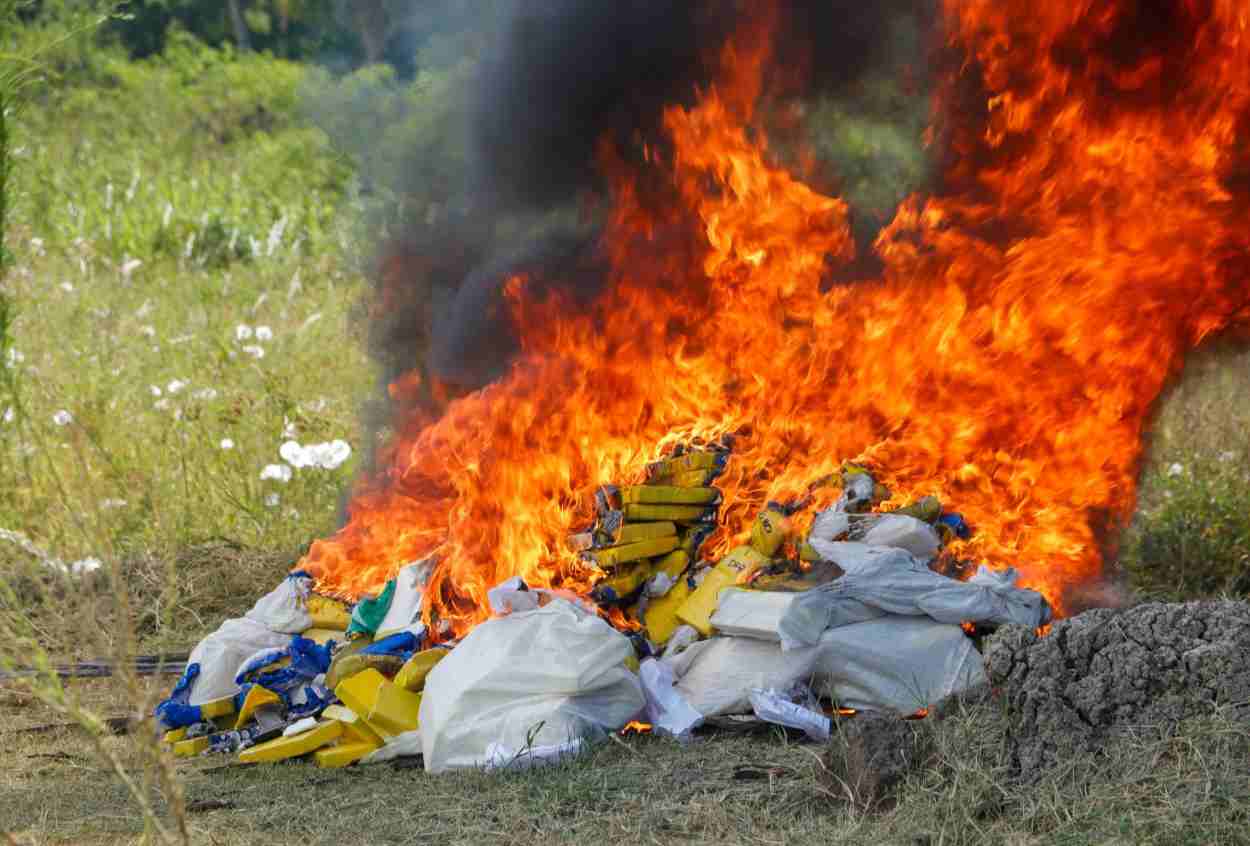 Paraguai destrói 400 quilos de cocaína que iriam para a Europa