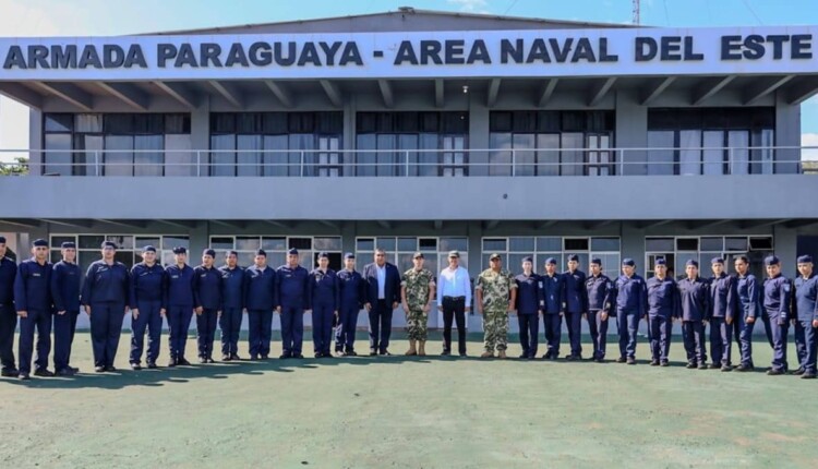 Ministro visitou as unidades do Exército e da Marinha do Paraguai em Ciudad del Este.