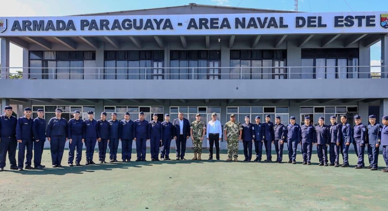 Ministro visitou as unidades do Exército e da Marinha do Paraguai em Ciudad del Este.