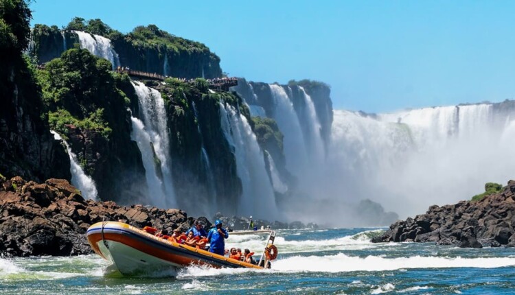 Foz do Iguaçu é um dos principais destinos turísticos do Brasil, procurado por viajantes nacionais e estrangeiros.