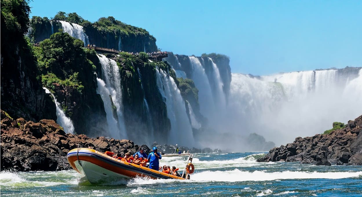 Foz do Iguaçu é um dos principais destinos turísticos do Brasil, procurado por viajantes nacionais e estrangeiros.