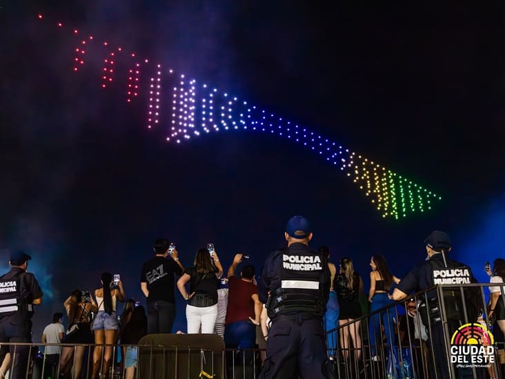 Ponte da Amizade com as cores das bandeiras de Paraguai e Brasil.