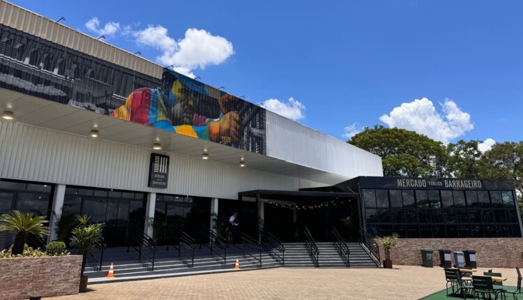 Mercado Público Barrageiro fica na Avenida Araucária, perto do cruzamento com a Avenida Tancredo Neves.