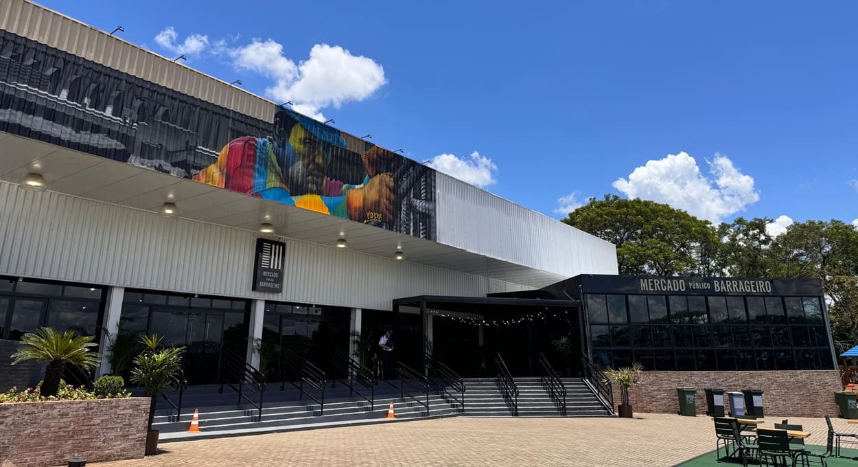 Mercado Público Barrageiro fica na Avenida Araucária, perto do cruzamento com a Avenida Tancredo Neves.