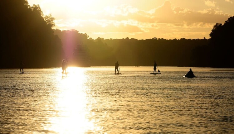 Fim de tarde no Rio Iguaçu, que marca a fronteira entre Foz do Iguaçu e a cidade argentina de Puerto Iguazú.