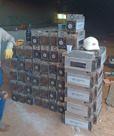 Máquinas de mineração de criptomoedas apreendidas durante a operação.