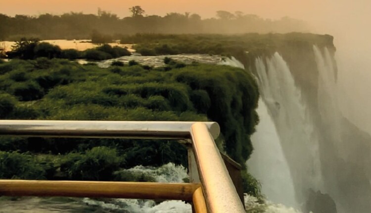 Tal como no lado brasileiro das Cataratas, passeio de fim de tarde ocorre após o fechamento do parque.