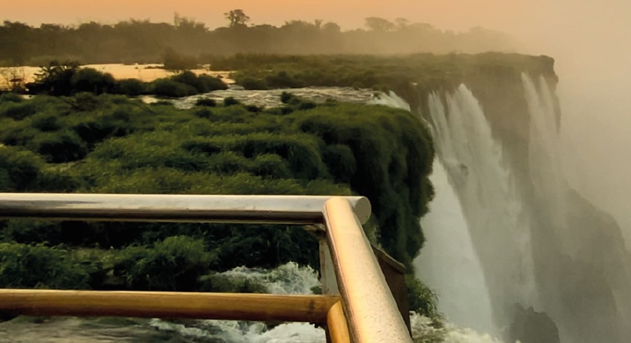 Tal como no lado brasileiro das Cataratas, passeio de fim de tarde ocorre após o fechamento do parque.