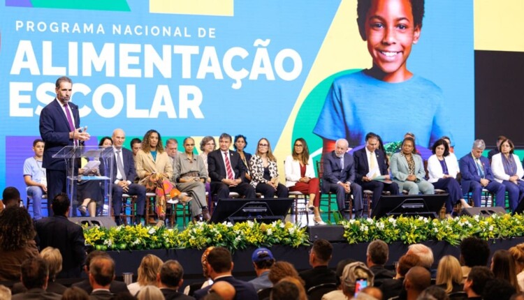 Diretor-geral brasileiro de Itaipu, Enio Verri, discursou durante o evento.